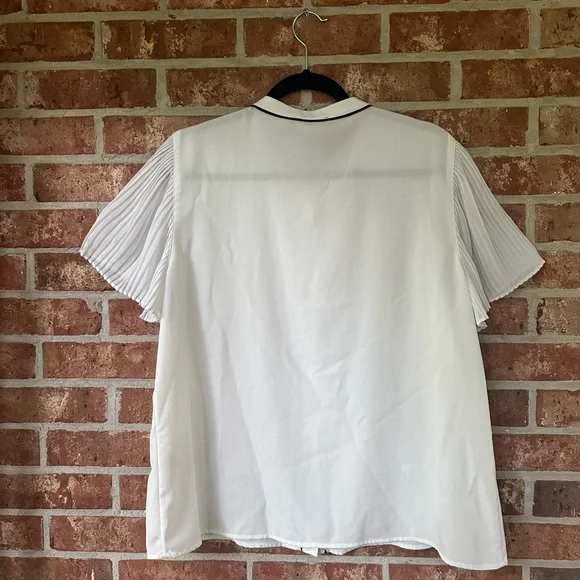 Karl Lagerfield white top with black piping - Picture 7 of 7